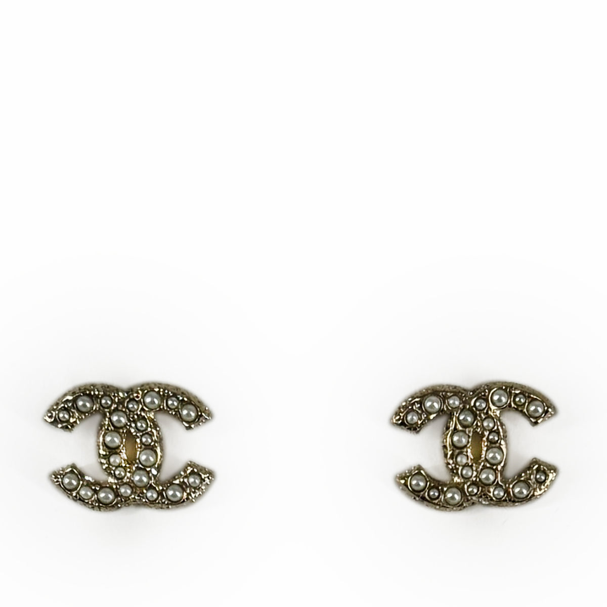 Gold-tone Chanel interlocking CC earrings embellished with white pearls, curated Pre-loved Luxury by Myluxe in Helsinki.