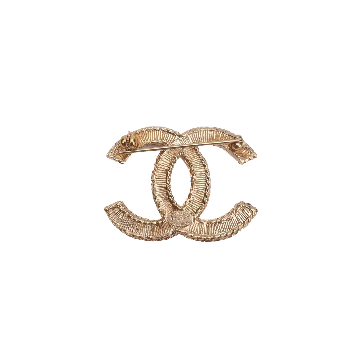 Gold-tone textured Chanel interlocking CC brooch, curated Pre-loved Luxury by Myluxe in Helsinki.