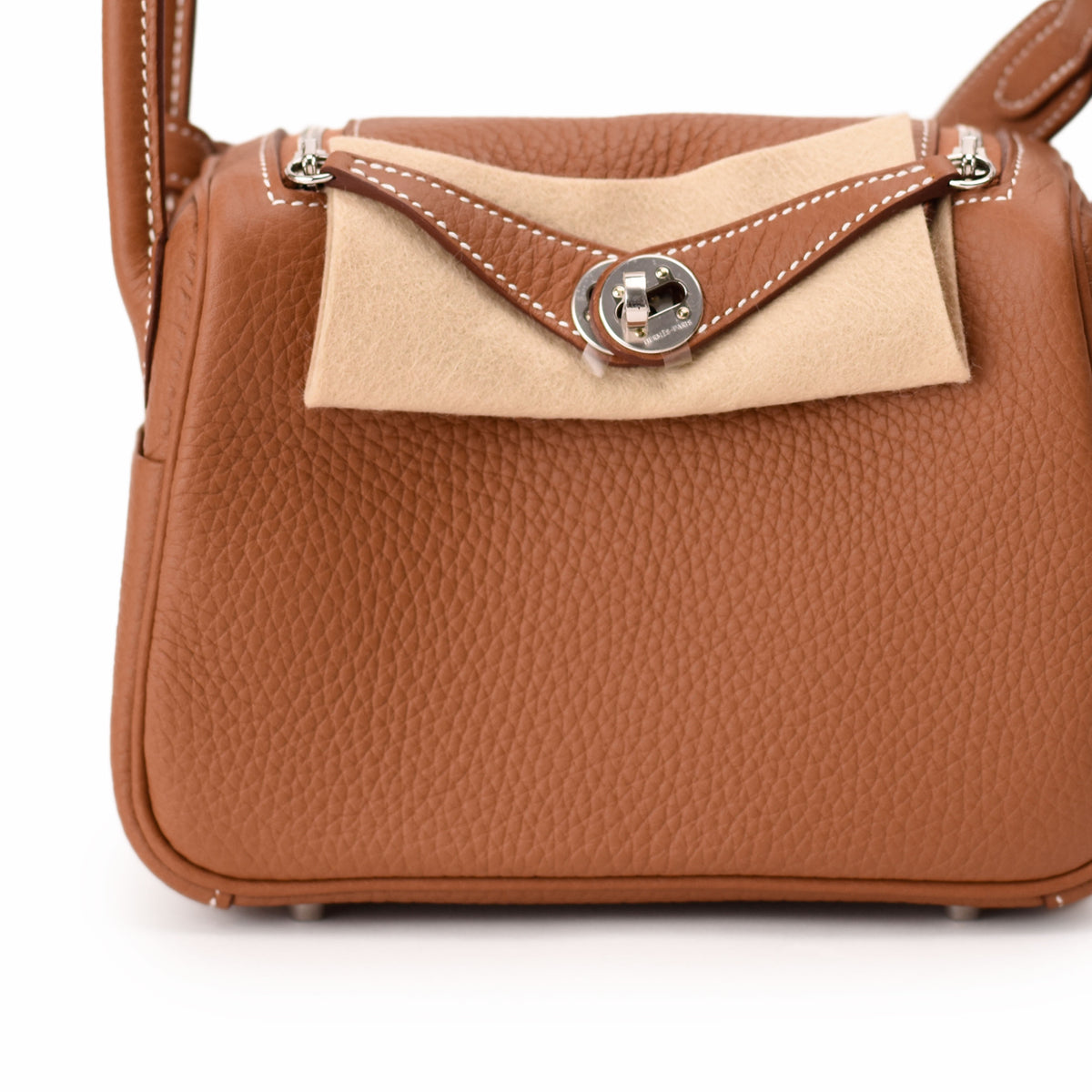 Tan pebbled leather Hermès handbag with silver hardware. curated Pre-loved Luxury by Myluxe in Helsinki.