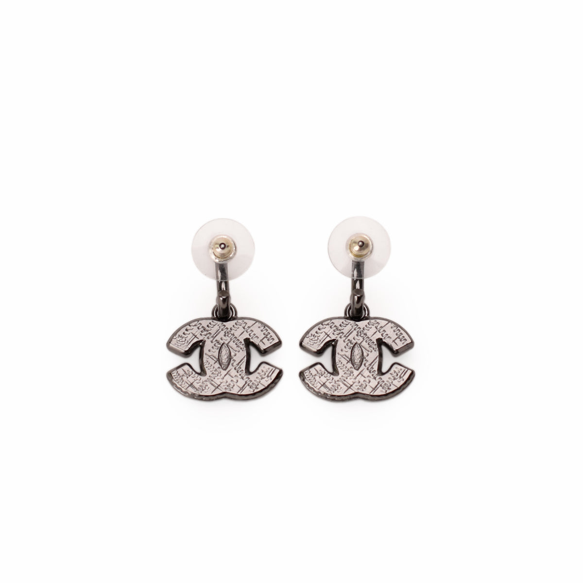 Chanel silver-tone interlocking CC logo earrings with engraved pattern. curated Pre-loved Luxury by Myluxe in Helsinki.