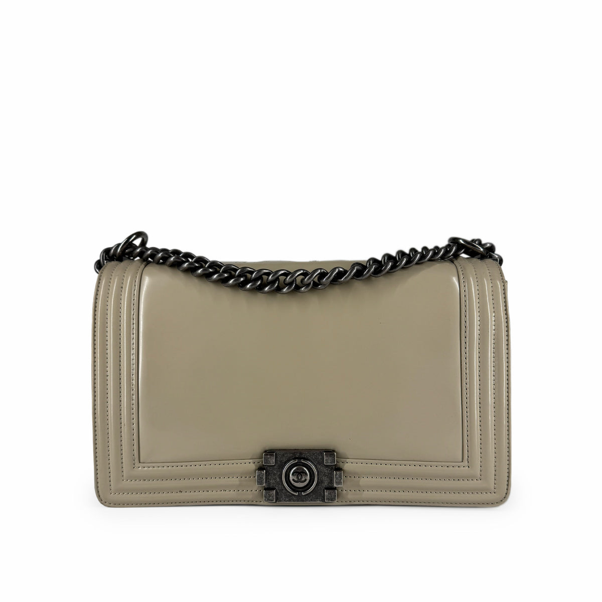 Beige leather shoulder bag with black chain strap and metal clasp, curated Pre-loved Luxury by Myluxe in Helsinki.