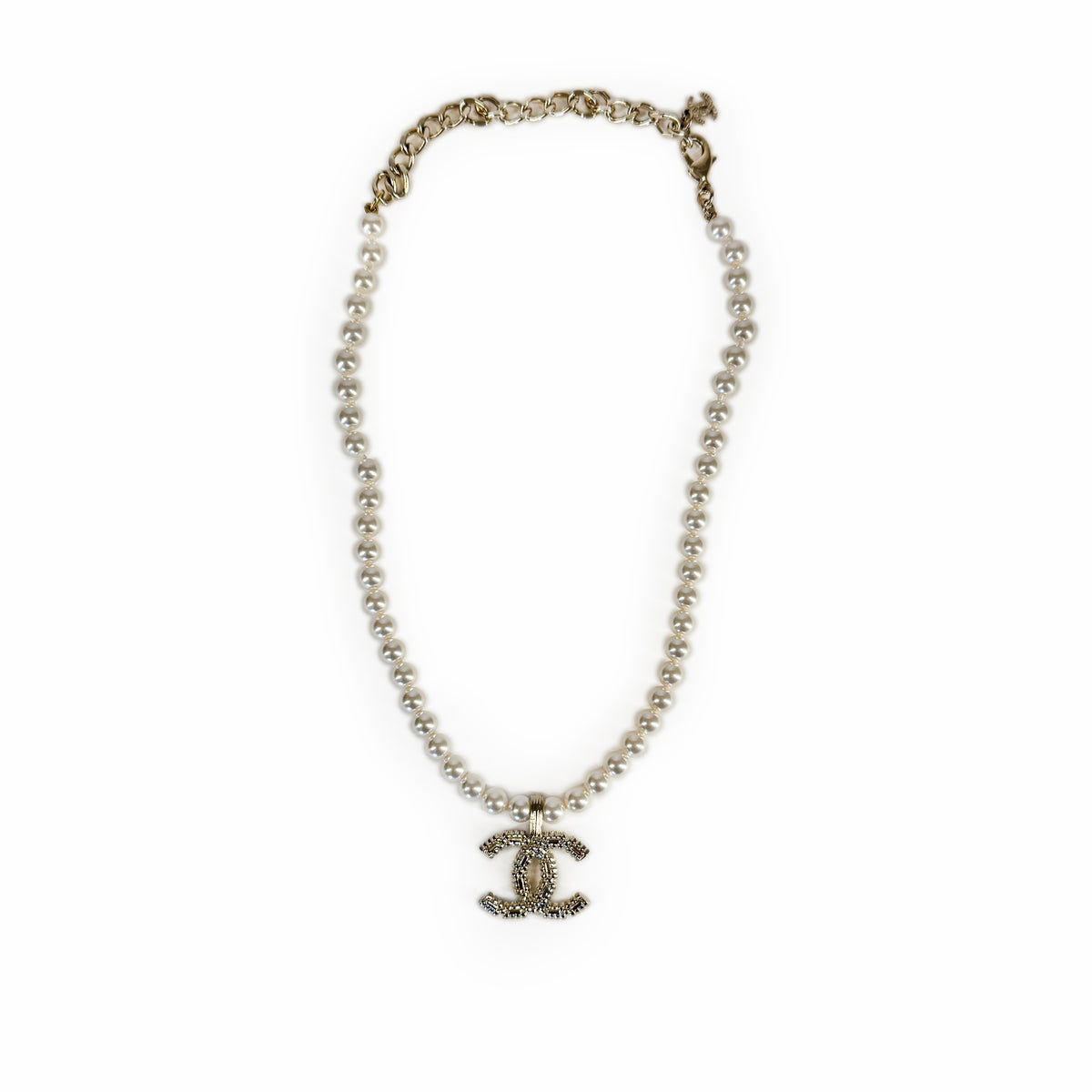 Chanel pearl necklace with gold-tone interlocking CC charm, curated Pre-loved Luxury by Myluxe in Helsinki.