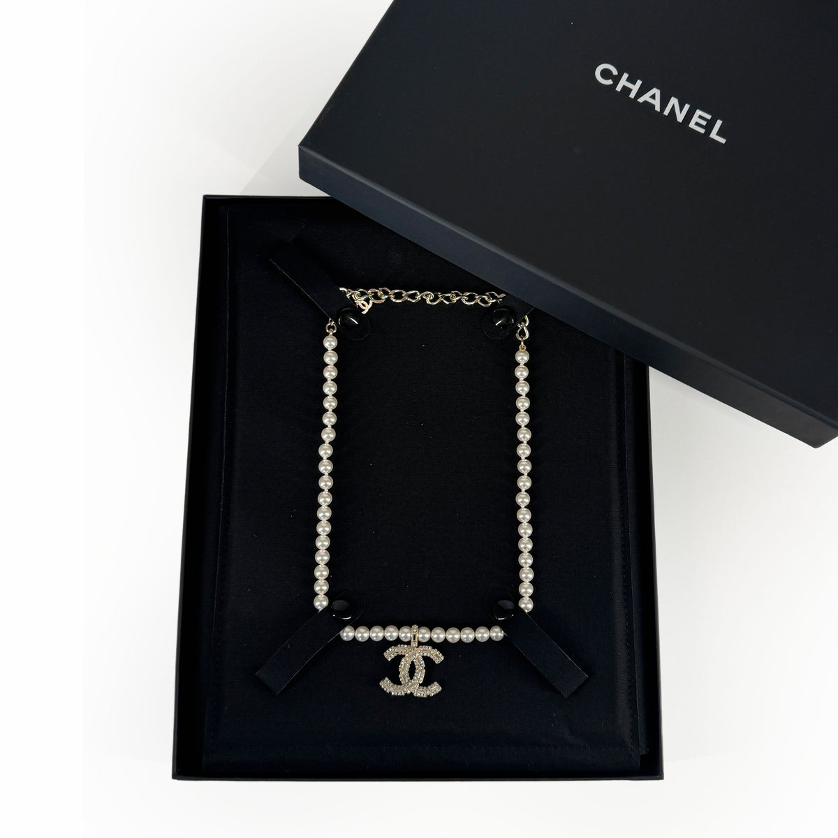 Chanel pearl necklace with gold-tone interlocking CC crystal pendant, curated Pre-loved Luxury by Myluxe in Helsinki.