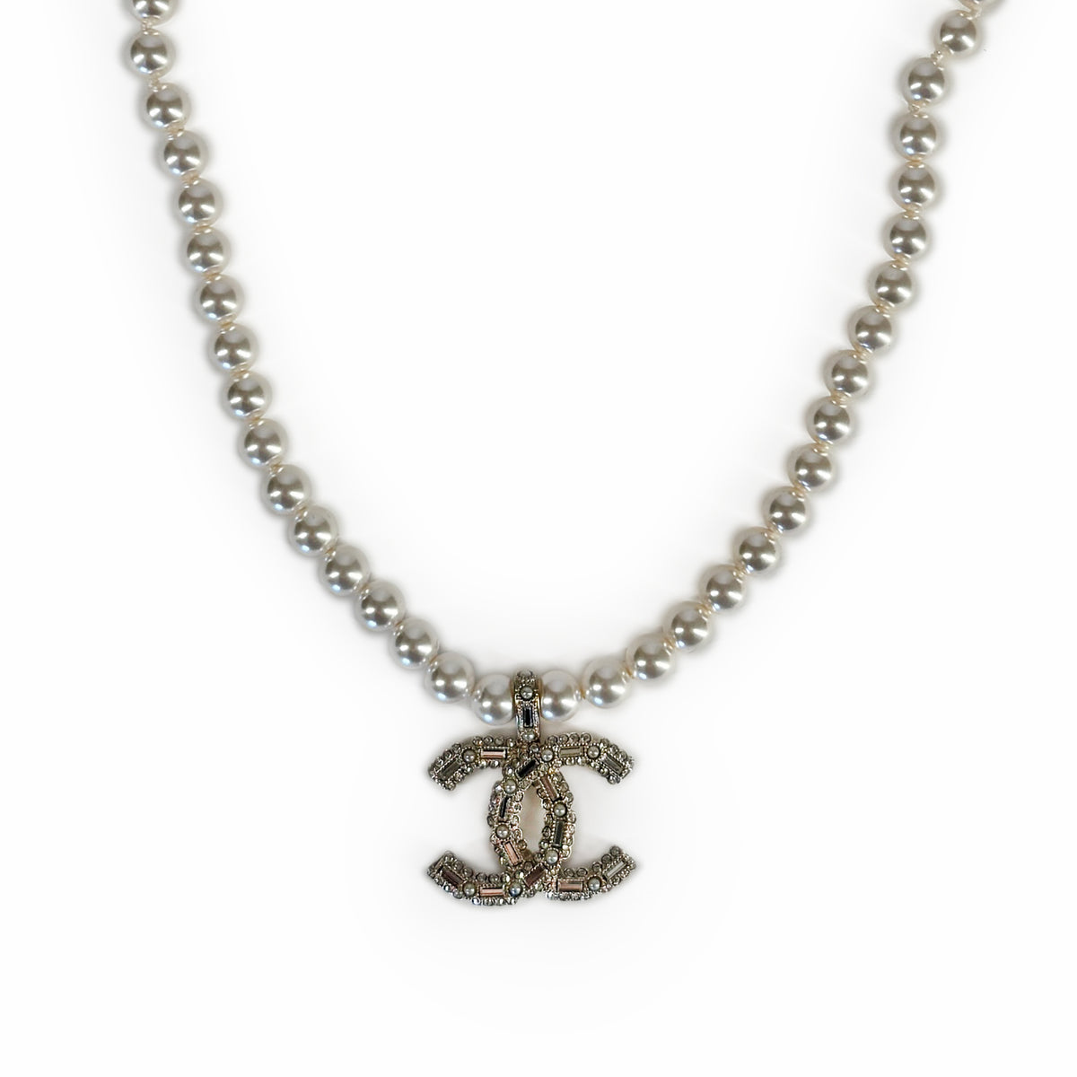 Chanel pearl necklace with silver-tone interlocking CC crystal pendant, curated Pre-loved Luxury by Myluxe in Helsinki.