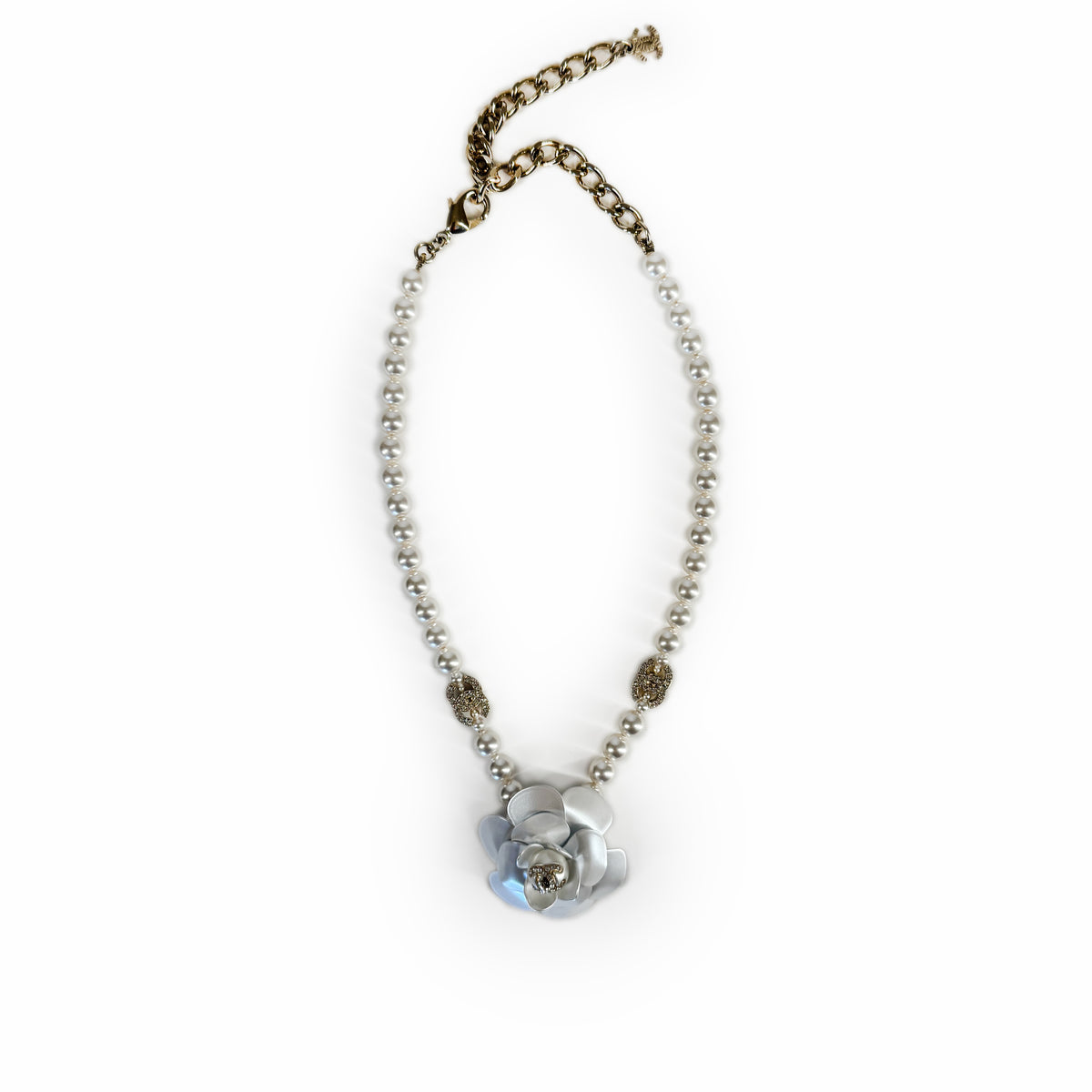 Pearl necklace with a silver flower pendant, curated Pre-loved Luxury by Myluxe in Helsinki.