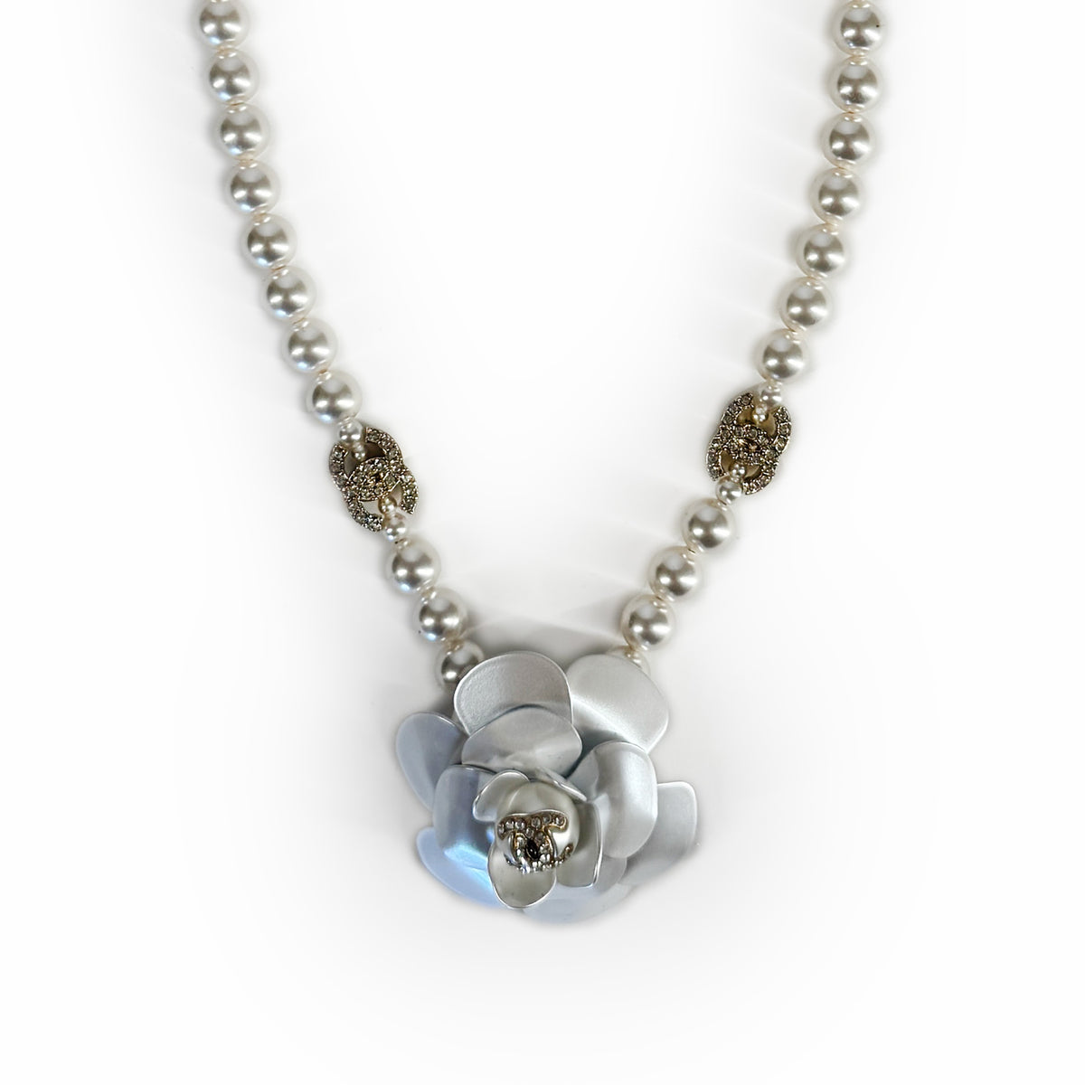 Silver-tone pearl necklace with a large white floral pendant, curated Pre-loved Luxury by Myluxe in Helsinki.