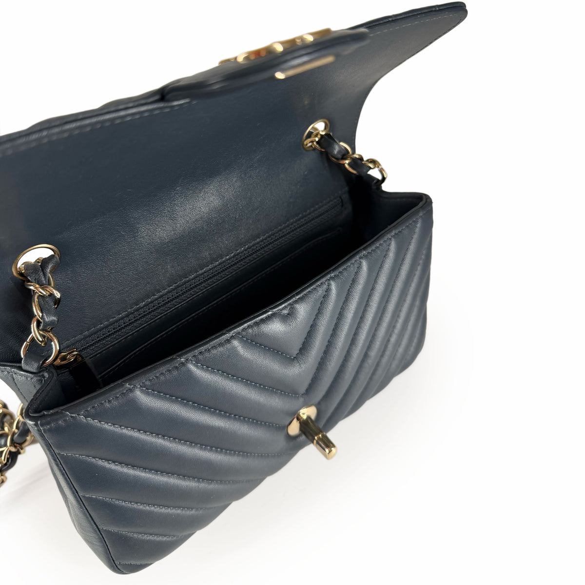 Navy blue quilted leather shoulder bag with gold-tone chain strap, curated Pre-loved Luxury by Myluxe in Helsinki.
