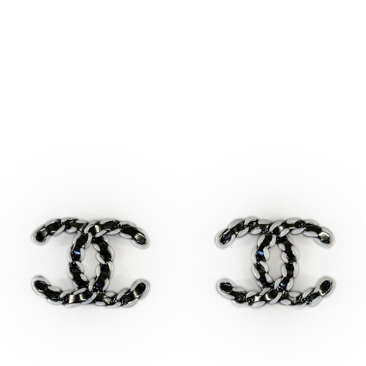 Two interlocking silver-tone metal chain links, curated Pre-loved Luxury by Myluxe in Helsinki.