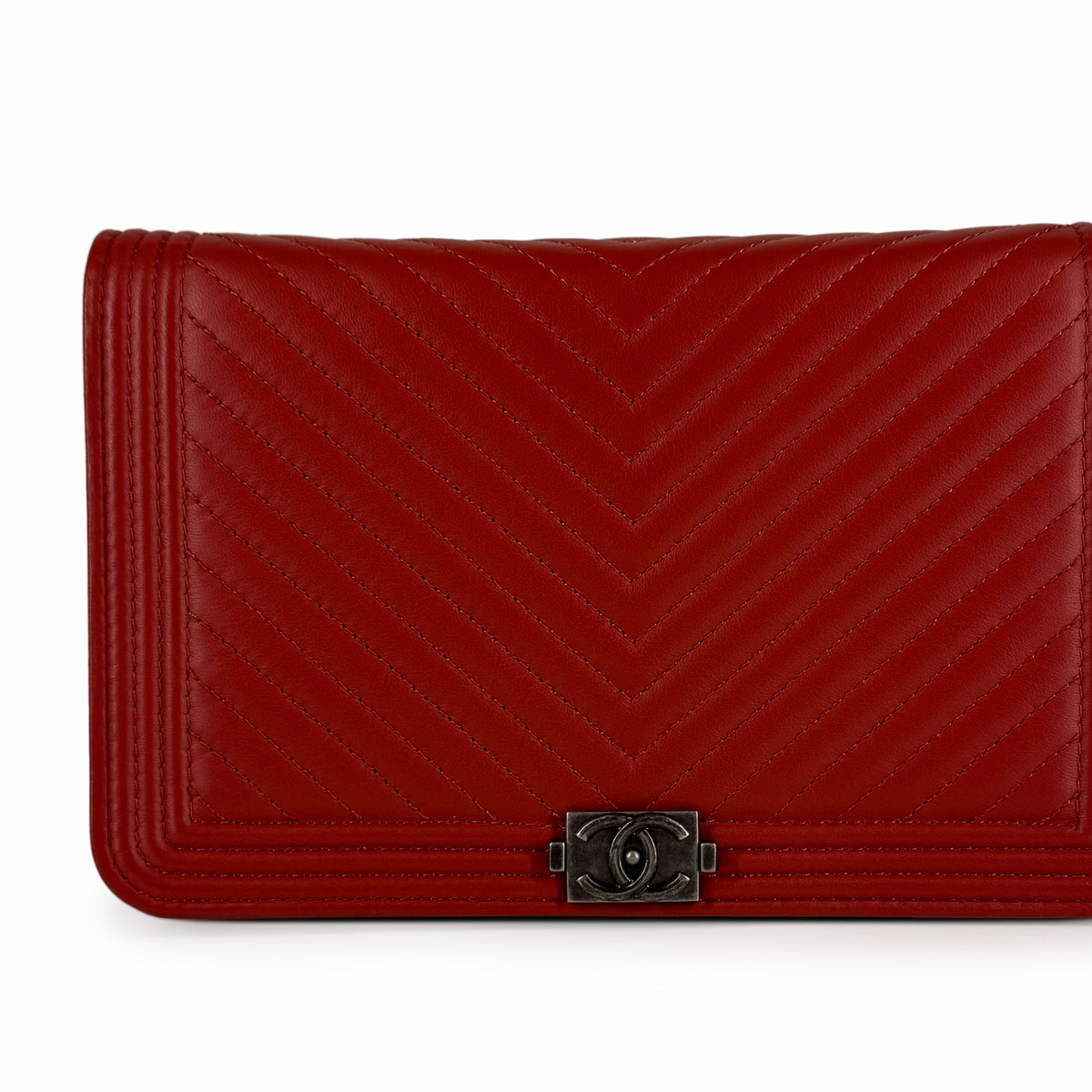 Red chevron quilted leather Chanel wallet with silver hardware, curated Pre-loved Luxury by Myluxe in Helsinki.