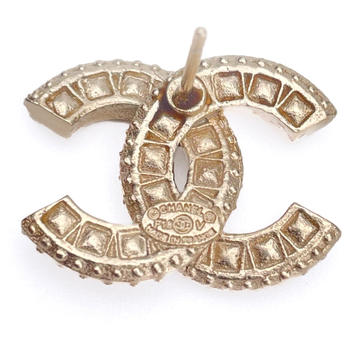 Gold-tone Chanel interlocking CC logo earring with textured metal finish, curated Pre-loved Luxury by Myluxe in Helsinki.