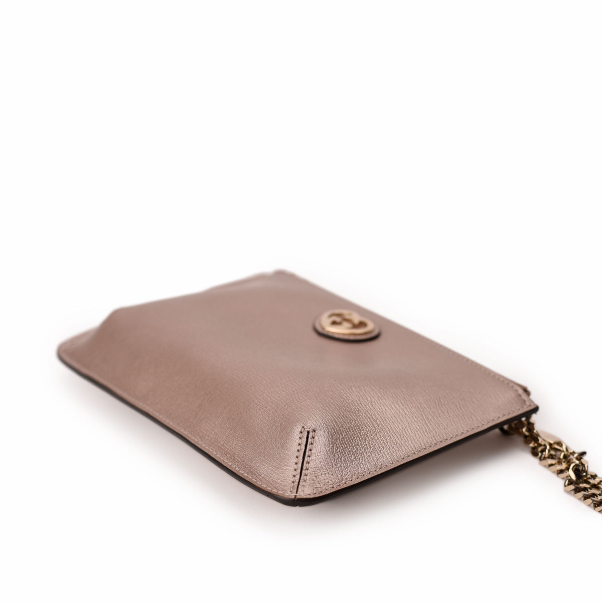 Gucci taupe grained leather card holder with gold-tone logo and chain detail. curated Pre-loved Luxury by Myluxe in Helsinki.
