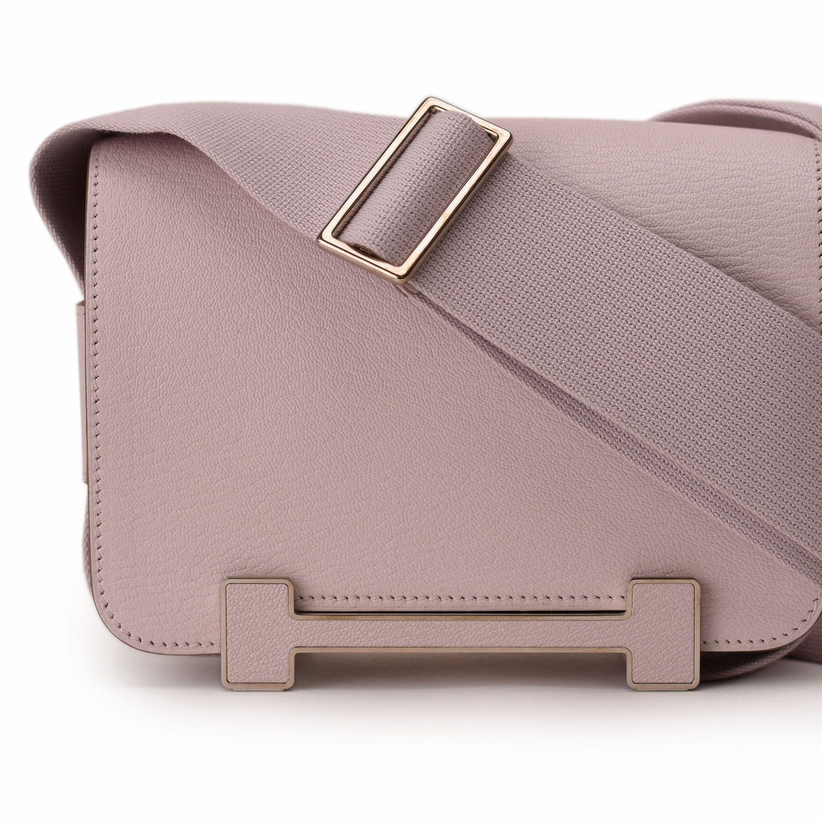 Hermès mauve leather crossbody bag with gold-tone hardware. curated Pre-loved Luxury by Myluxe in Helsinki.
