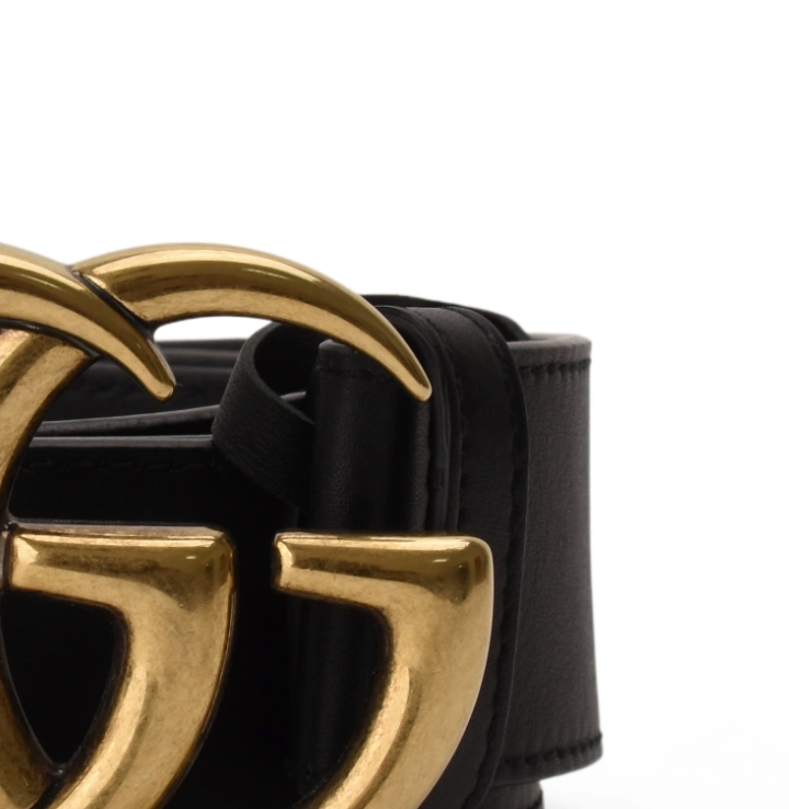 Gold-tone metal interlocking buckle on a black leather Gucci belt. curated Pre-loved Luxury by Myluxe in Helsinki.